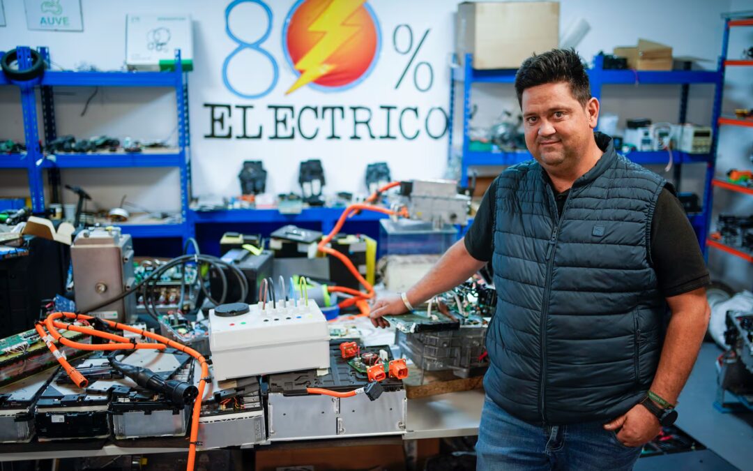 Mecánicos que se reciclan para arreglar coches eléctricos